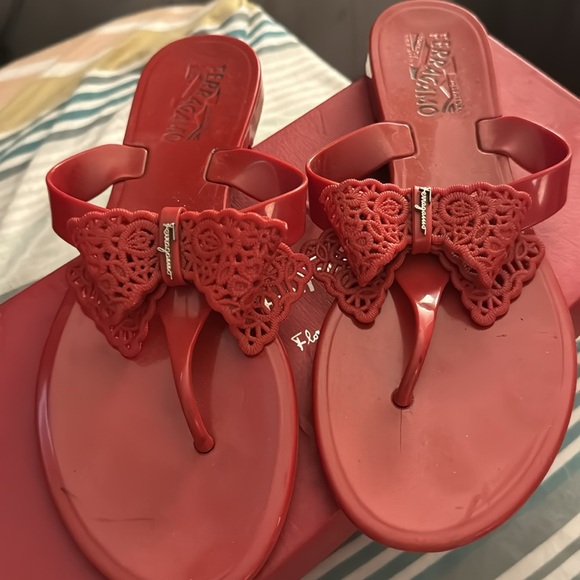 Classic red Ferragamo sandals. - Picture 4 of 4